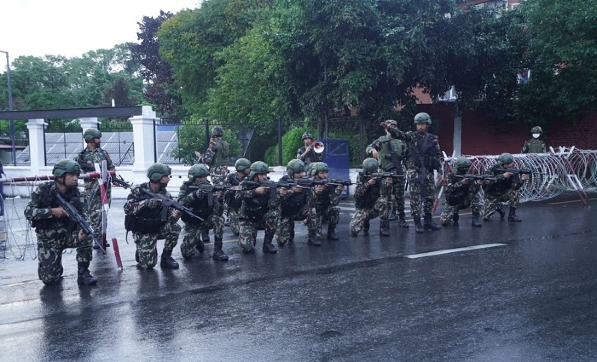 शीतल निवास अगाडि नाराबाजी, सेनाहरु फायरिङको पोजिसनमा